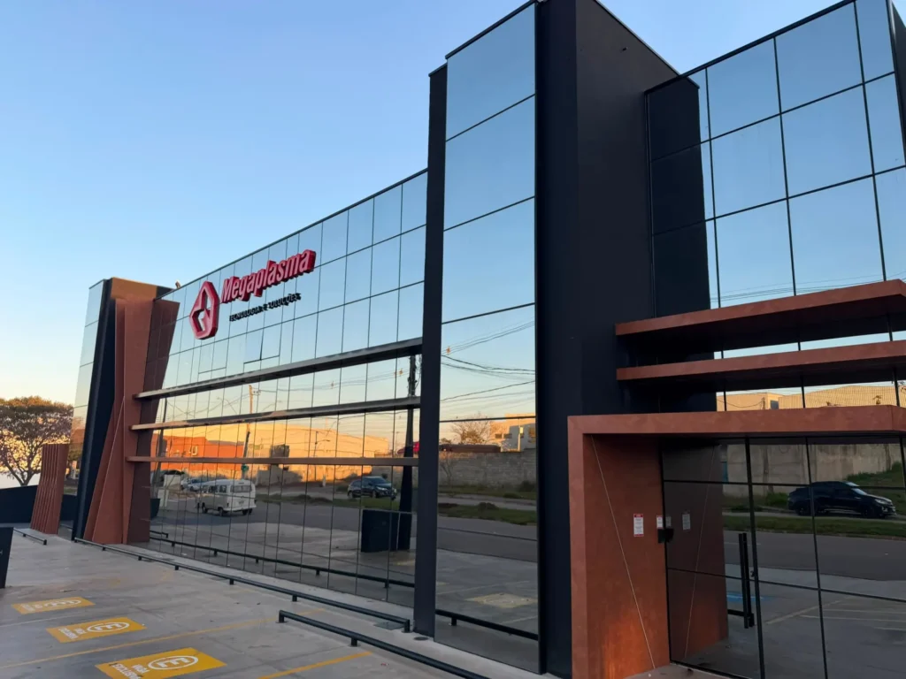 Nova sede Megaplasma — fachada de vidro