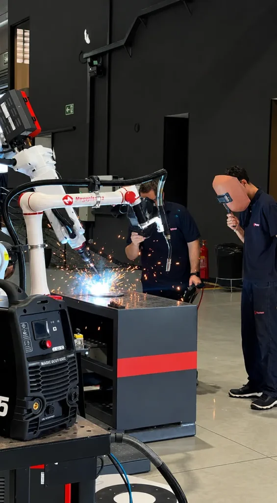 Célula de solda robotizada Megaplasma em operação