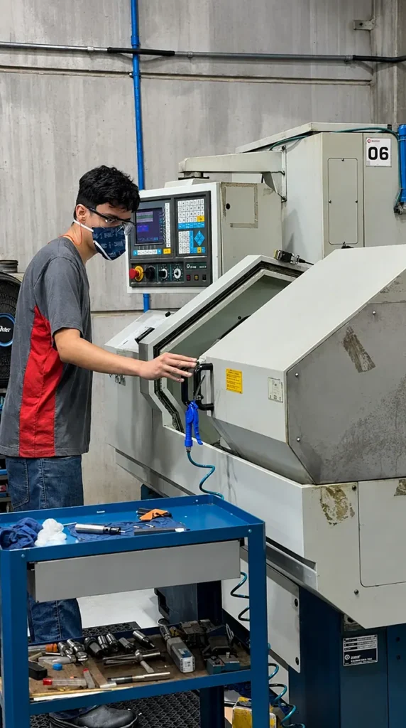 Torno CNC na produção de consumíveis Megaplasma